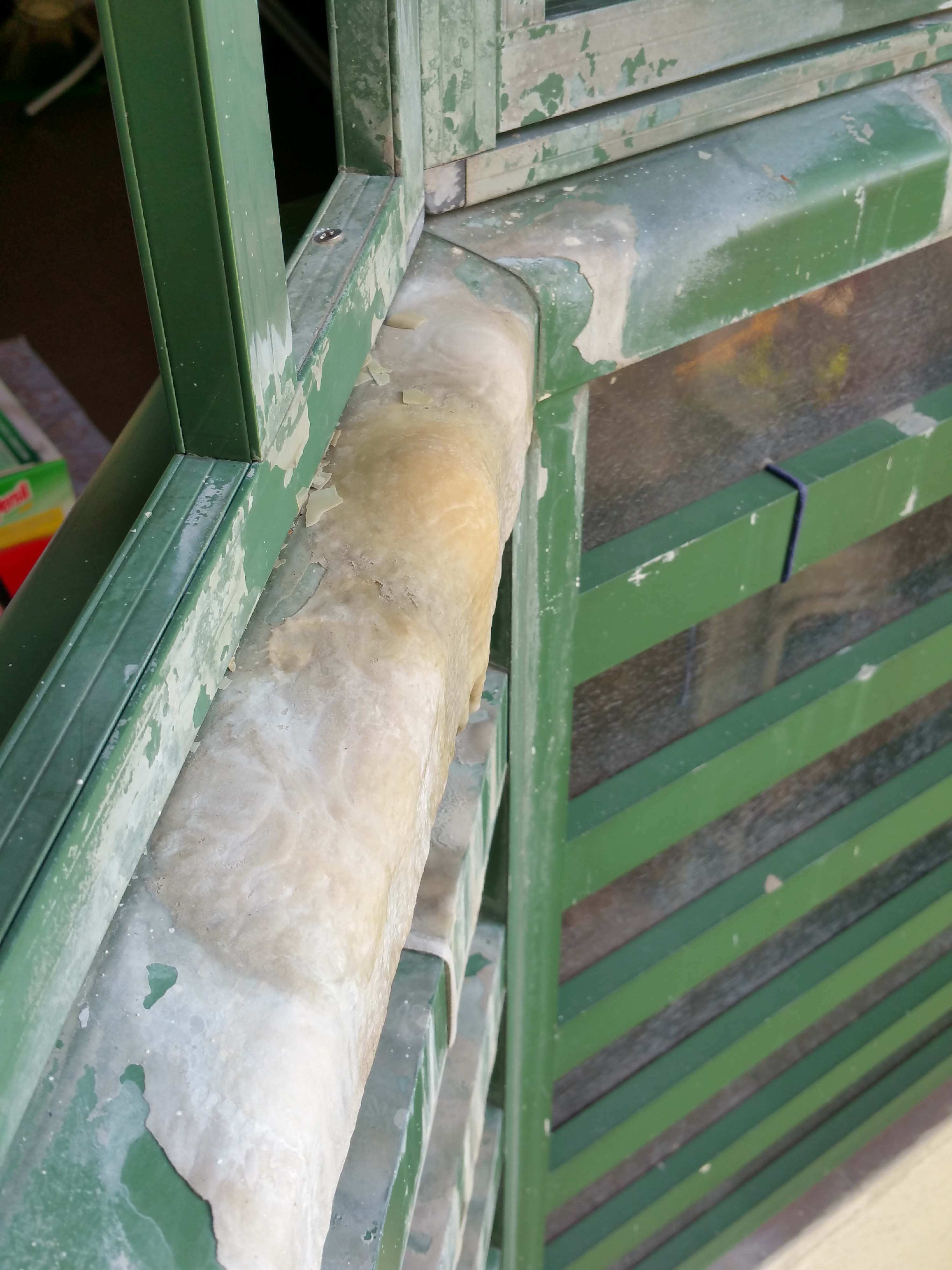 25. balcony railing leak from upstairs. calcium formation at balcony..jpg